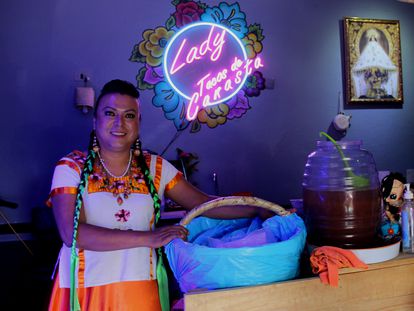 Francisco Marven, mejor conocida como Lady Tacos de Canasta, sostiene un cesto con su producto dentro de su local en el centro de Ciudad de México.