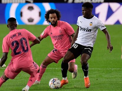 Yunus Musah protege el balón ante Marcelo y Vinicius este domingo en Mestalla.