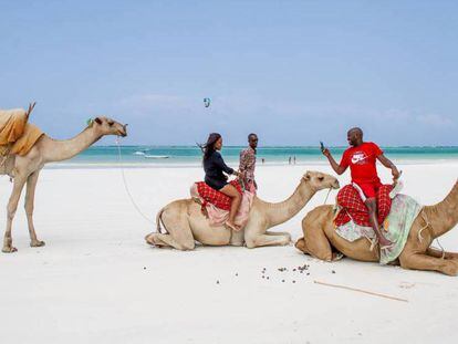Dos turistas nigerianos en una playa de Kenia. En vídeo, declaración del Rey.