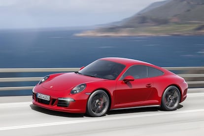 Las cuatro nuevas variantes de 911 llegarán a los Centros Porsche españoles a principios de noviembre de 2014 a un precio final de: - 911 Carrera GTS: 135.339 € - 911 Carrera GTS Cabriolet: 149.865 € - 911 Carrera 4 GTS: 143.484 € - 911 Carrera 4 GTS Cabriolet: 158.010 €