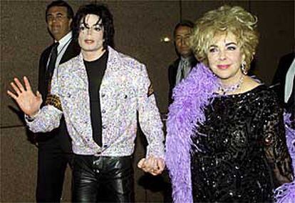 Michael Jackson y Elisabeth Taylor llegan al Madison Square Garden de Nueva York.