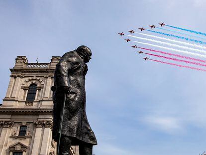 El escuadrón de los Flechas Rojas sobrevuela este viernes la estatua de Winston Churchill en Londres.