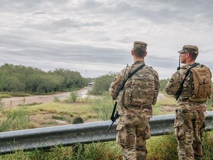 Miembros de la Guardia Nacional de EE. UU. patrullan cerca de una sección inacabada del muro fronterizo en La Joya, Texas.