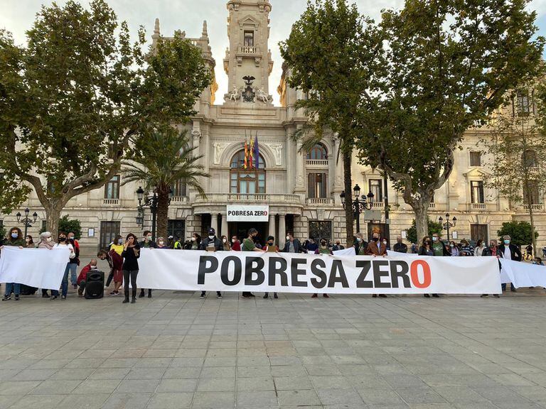 Human chain convened by the Pobresa Zero association.  EUROPE PRESS