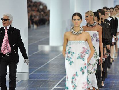 Chanel o el lujo hecho ‘mainstream’ por Karl Lagerfeld