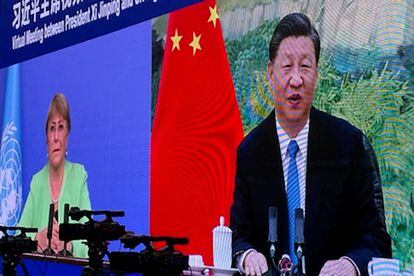 La alta comisionada para los Derechos Humanos de la ONU, Michelle Bachelet, y el presidente chino, Xi Xinping, durante su reunión telemática del miércoles.