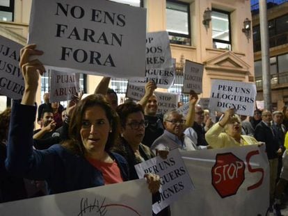 Inquilinos de Badalona se manifiestan ante el Ayuntamiento, el jueves pasado.