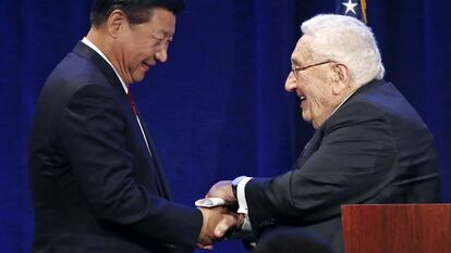 El presidente chino, Xi Jinping, saluda al exsecretario de Estado de EE.UU., Henry Kissinger, durante una cena de recepción en Seattle (Washington) el 22 de septiembre de 2015.
