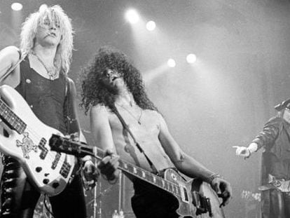 Guns N' Roses, con Duff McKagan al bajo, Slash a la guitarra y Axl Rose en la voz.