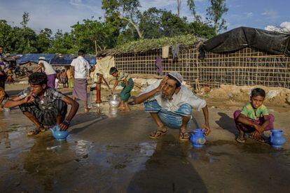 Varios musulmanes rohingya se preparan para sus oraciones, en el campo de refugiados de Balukhali (Bangladés).