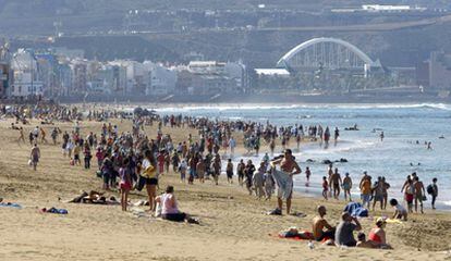 Cientos del turistas y vecinos de Las Palmas de Gran Canaria en la playa de Las Canteras.