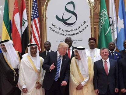 El presidente Donald Trump, rodeado de mandatarios islámicos en Riad.