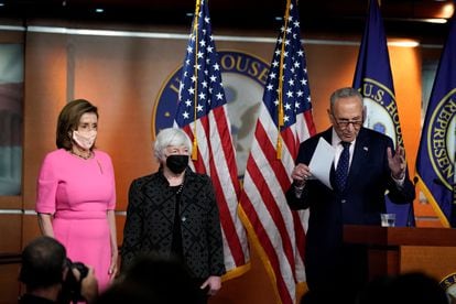 De izquierda a derecha, Nancy Pelosi, Janet Yellen y Chuck Schumer, este jueves en el Capitolio.