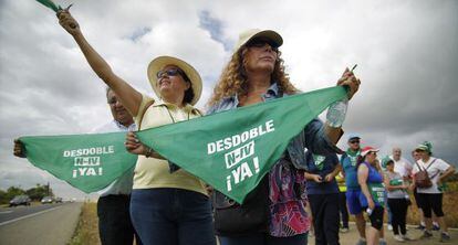 Marcha de vecinos de Los Palacios para pedir el desdoble de la N-IV.