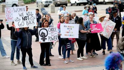 Manifestantes a favor del aborto frente al Capitolio de Oklahoma.