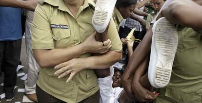 Miembros de las Damas de Blanco son arrestadas por la Policía tras una marcha en La Habana (Cuba).
