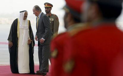 El Rey conversa con el emir de Kuwait en mayo de 2008.