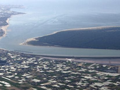 Vista aérea de la desembocadura del río Guadalquivir y del espacio protegido de Doñana, con los municipios de Sanlúcar y Chipiona al fondo.