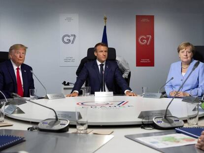 Donald Trump, Emmanuel Macron y Angela Merkel, ayer en la cumbre del G7, en Biarritz (Francia).