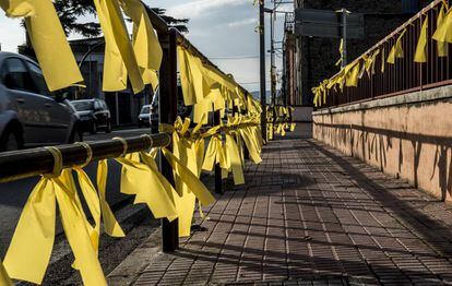 Lazos amarillos en una calle de Corçà (Girona), el pasado 29 de agosto.