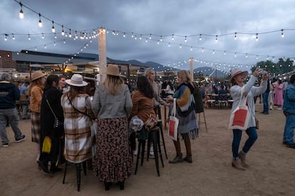 Turistas visitan el 'Valle Food & Wine Festival' en la bodega Bruma, en Valle de Guadalupe, el 22 de octubre de 2022.