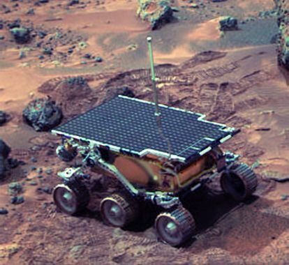 Esta fue la primera misión que utilizó vehículos de exploración móviles, llamados 'rovers'. El 'Sojourner' contaba con un complejo equipo científico para analizar la geología y la composición de las rocas y el suelo de Marte. Llegó el 4 de julio de 1997.