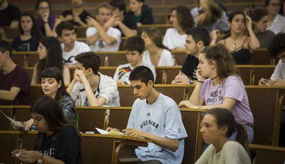 Alumnos haciendo la Selectividad en la Facultad de Biología de la UB.