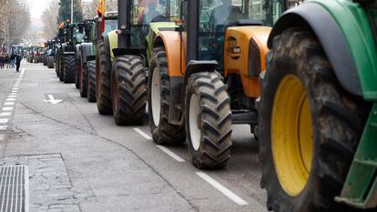 Agricultores protestan con sus tractores en Madrid.