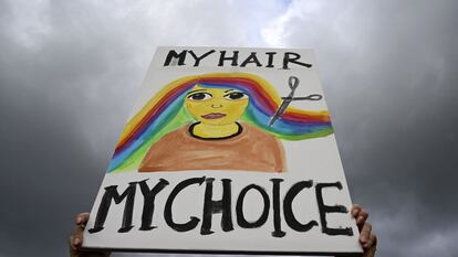 Una manifestante sostiene una pancarta con la leyenda "Mi cabello, mi decisión," el pasado 28 de septiembre en Berlín, Alemania.