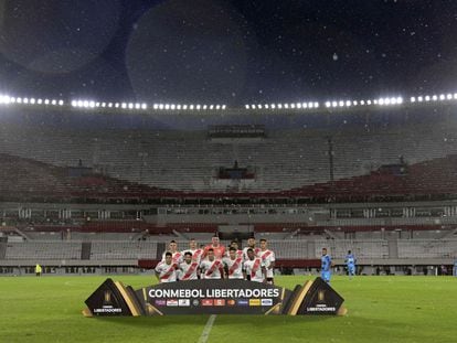 Los jugadores de River antes del partido ante Binacional de la Copa Libertadores, que se disputó el miércoles en el Monumental a puerta cerrada.