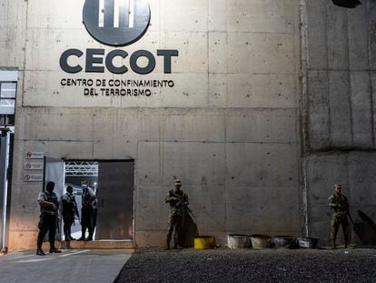 Instalaciones del Centro de Confinamiento del Terrorismo (CECOT) en el municipio de Tecoluca, El Salvador. El centro penitenciario de máxima seguridad tiene capacidad para albergar 40.000 reos y fue construido durante la presidencia de Nayib Bukele.
Tecoluca, El Salvador, 6 de febrero de 2024