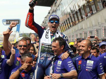 Jorge Lorenzo celebra la victoria con su equipo en Le Mans.