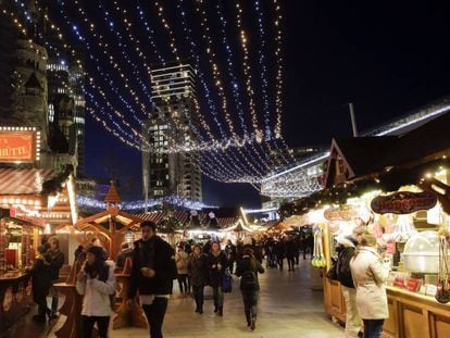 Vista del mercado de navidad de Breitscheidplatz en Berl&iacute;n, la v&iacute;spera del aniversario del atentado  en el que murieron 12 personas. 