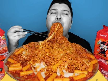 Nicholas Perry, conocido en las plataformas de vídeo y las redes sociales como Nikocado Avocado, se ha convertido en una celebridad por devorar cantidades extremas de comida.