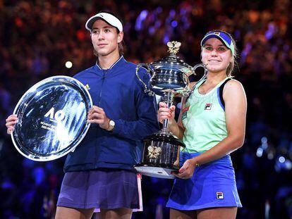 Muguruza y Kenin, durante la ceremonia final en Melbourne.