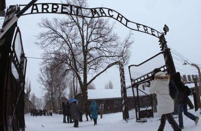 Visitants a l'entrada del museu d'Auschwitz.