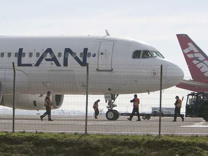 Aviones de Lan y Tam estacionados en el aeropuerto de Santiago de Chile