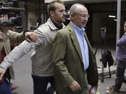 Rato, ayer, saliendo de su casa junto a un guardaespaldas, en Madrid.