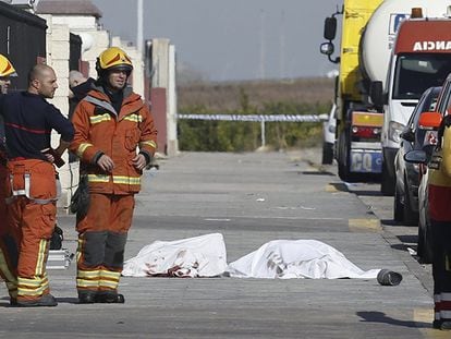 Los servicios de emergencia, junto a los dos cadáveres en Algemesí.