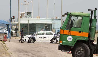 Un cami&oacute;n de basura bloquea el acceso a una planta qu&iacute;mica en Haifa.