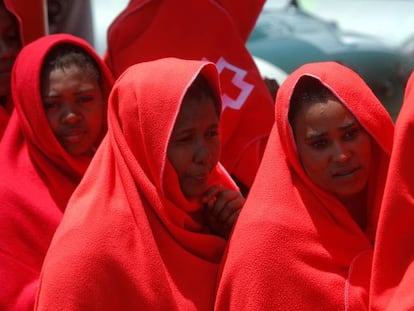 Un grupo de mujeres desembarcadas en el puerto de Algeciras hacen cola el pasado 21 de julio.
