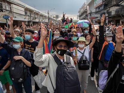 Manifestantes prodemocracia hacen el gesto de levantar los tres dedos como señal de protesta este miércoles en Bangkok.