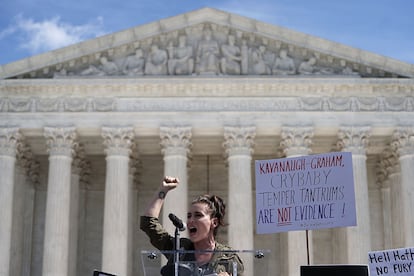 La actriz Alyssa Milano interviene durante la protesta contra el nombramiento del juez ultraconservador Brett Kavanaugh delante del Supremo de EEUU el 28 de septiembre de 2018. 