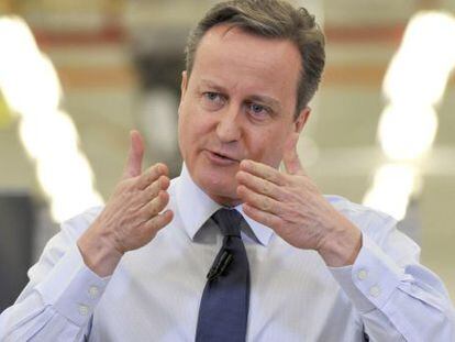 El primer ministro brit&aacute;nico, David Cameron, hoy durante su visita a una planta de Siemens en el sur de Inglaterra. REUTERS