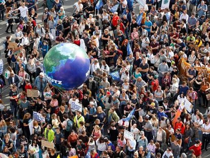 Asistentes a la manifestación para exigir medidas que frenen el cambio climático, este viernes en Viena.