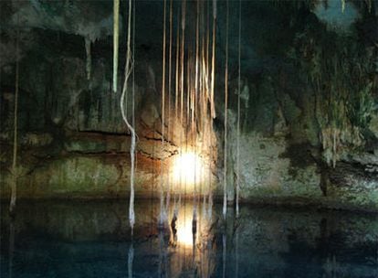 Interior de una cueva que los arqueólogos mexicanos creen que conducía a Xibalbá, el inframundo maya.