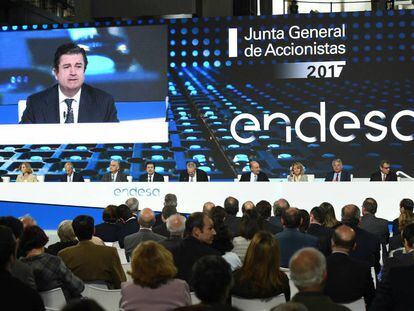 El presidente de Endesa, Borja Prado, con los accionistas