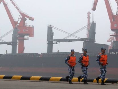 Un carguero atracado en el puerto chino de Qingdao.