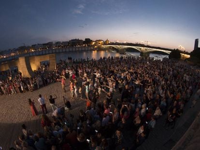 'Flashmob' inaugural de la Bienal de Sevilla a cargo de José Galán y su compañía de flamenco inclusivo.