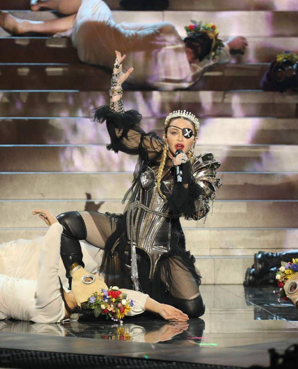 Madonna, vestida por Jean Paul Gaultier en el Festival de Eurovisión.